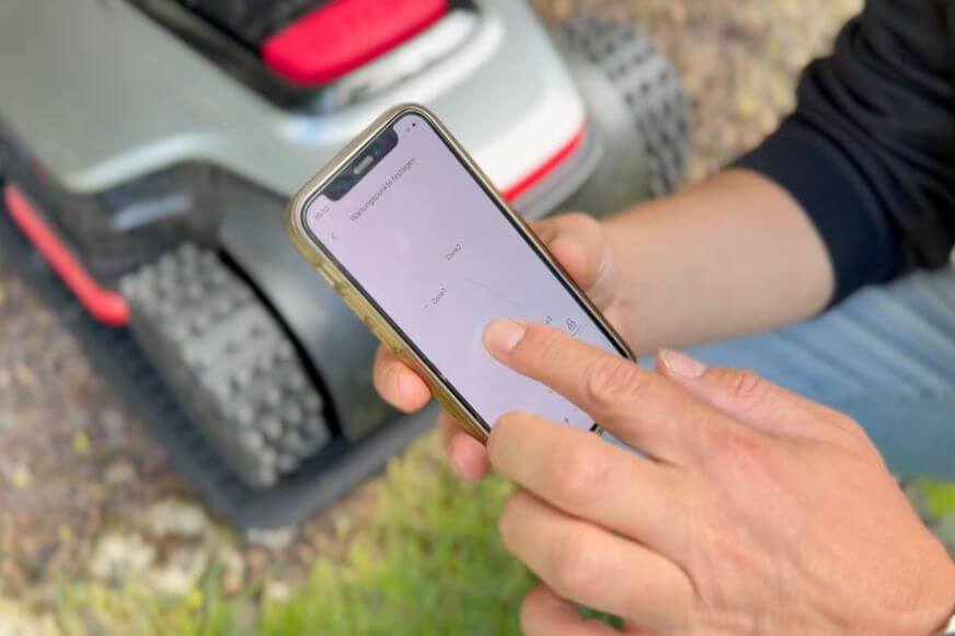 Dreame A3 AWD Pro 3500 wird in der App ein Wartungspunkt eingerichtet, wo ein Schlauch auf den Mähroboter wartet